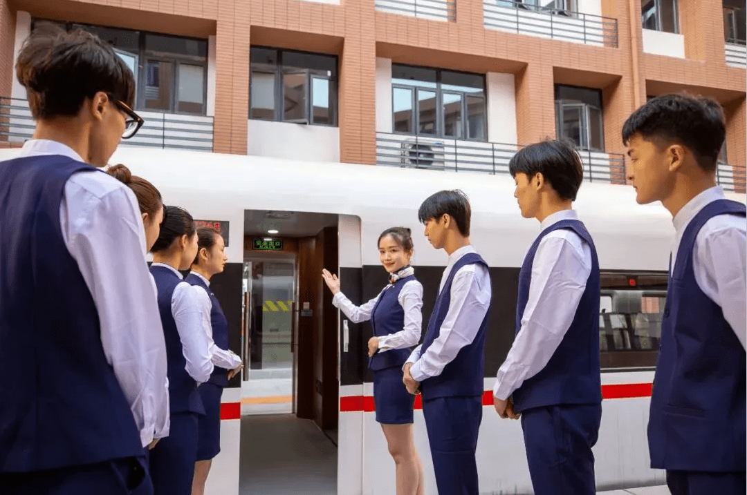 专业答疑篇——轨道交通乘务专业受热捧,女生优选_就业_城轨_发展