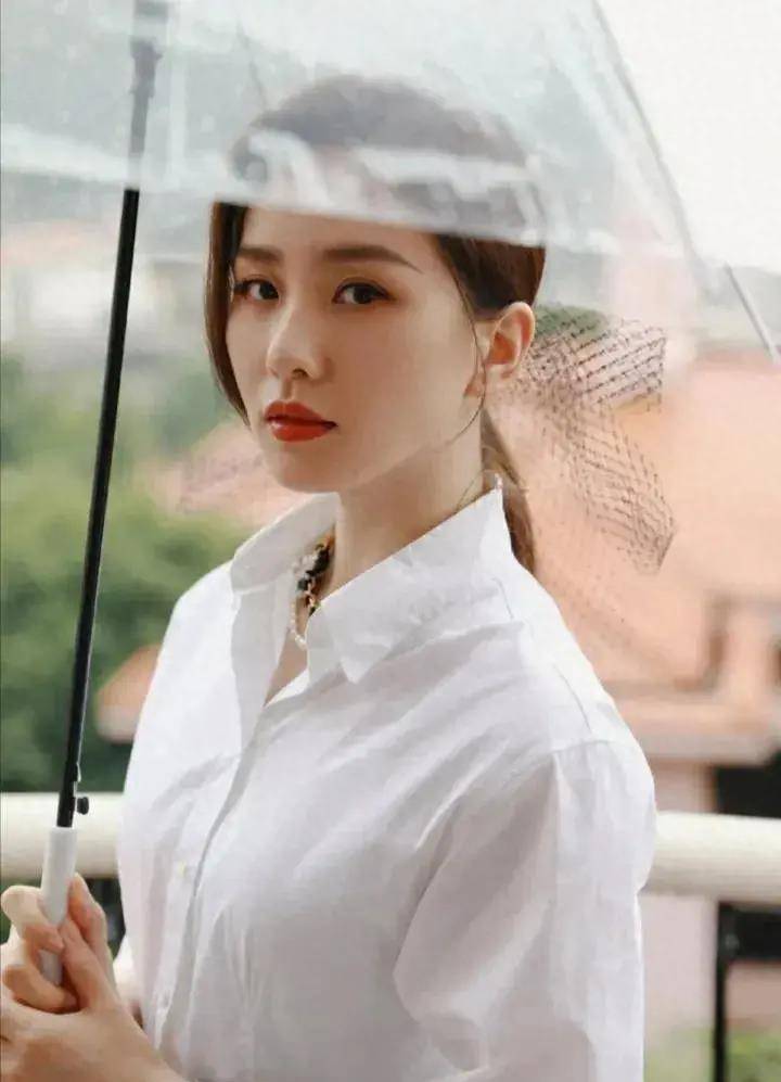 "刘诗诗走路姿势引热议:身姿挺拔,步伐稳健彰显优雅气质"_人们_毛衣