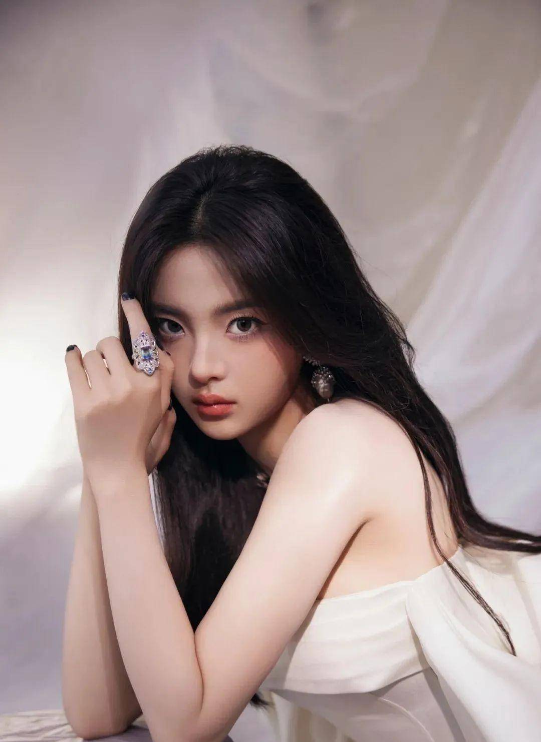 杨超越一袭白裙显得干练又迷人!雪白玉色让人叹为观止_白色_裙子_魅力