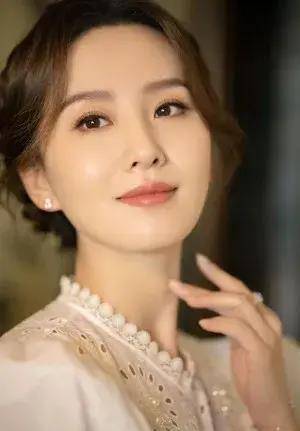 "刘诗诗走路姿势引热议:身姿挺拔,步伐稳健彰显优雅气质"_人们_毛衣