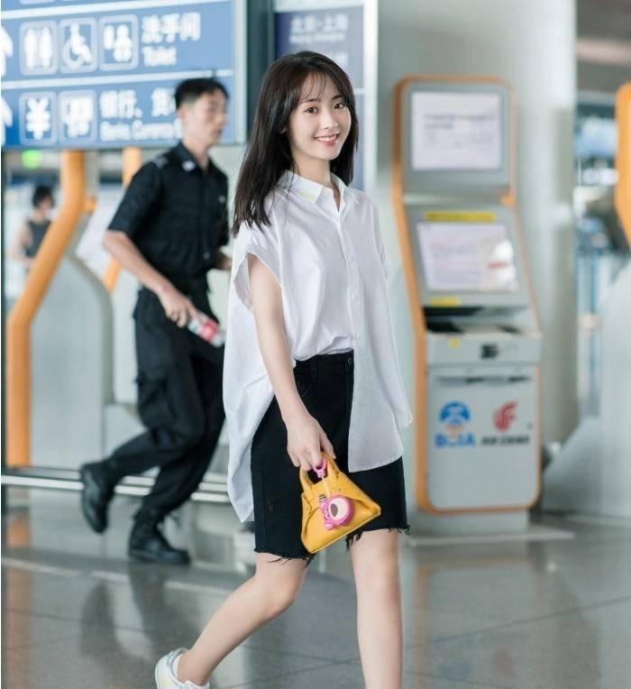 "讨人嫌"的牛仔短裤搭配肥大衬衣,邢菲走出不一样的步伐!