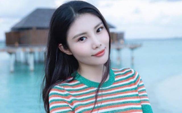 她是晶女郎,出演余罪不温不火,因沈腾的《西虹市首富》意外走红