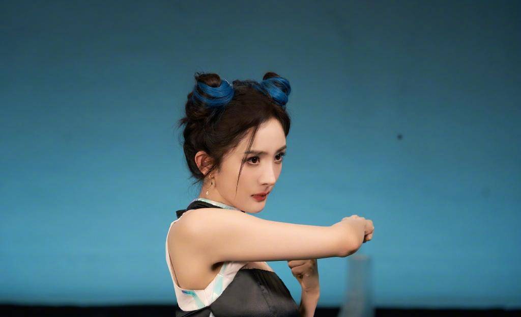 杨幂俏皮丸子头变"18岁哪吒少女",拼接中式连衣裙好身材藏不住_女孩