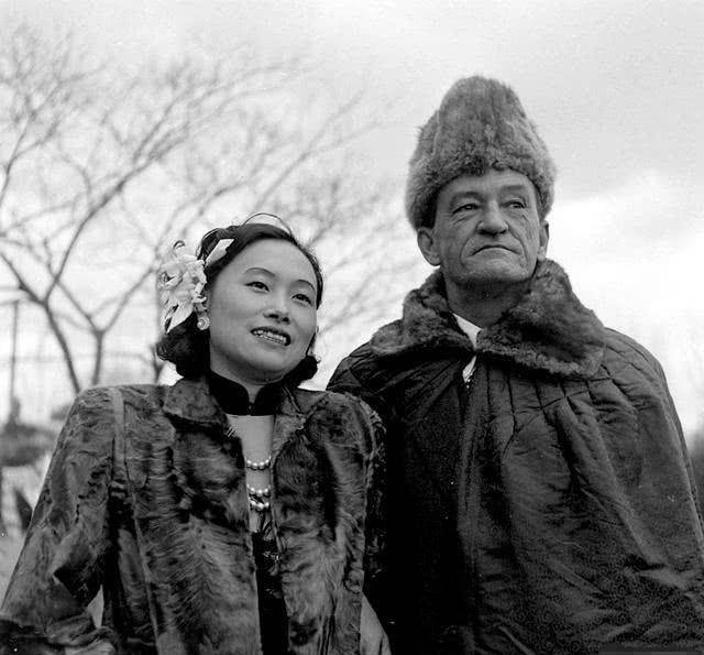 "飞虎将军"陈纳德与陈香梅蜜月照:躬身为妻子点烟,图6擦拭钢枪_照片