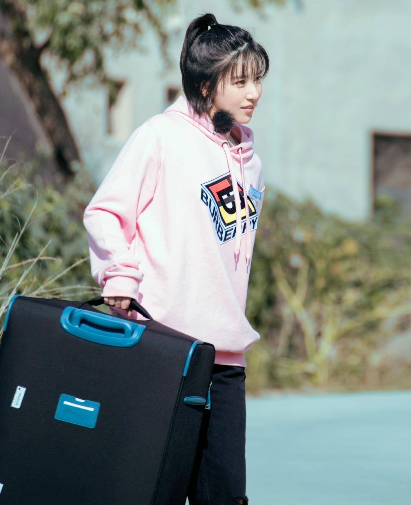 阚清子上节目再现姐弟情,大胆帮董力剪头发,网友:"磕"到糖了_时尚