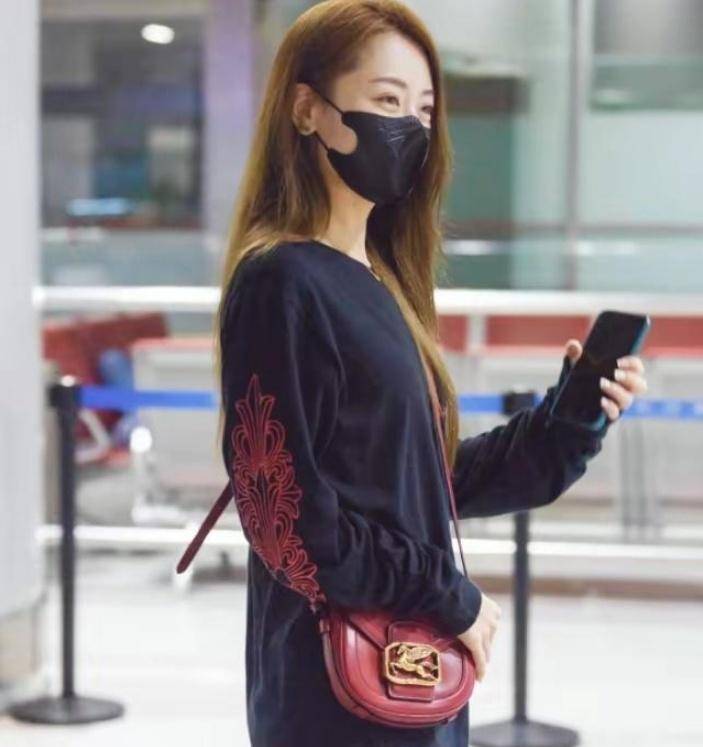 拔丝牛仔短裤搭配黑色卫衣,白冰再次展示最靓丽的自己!