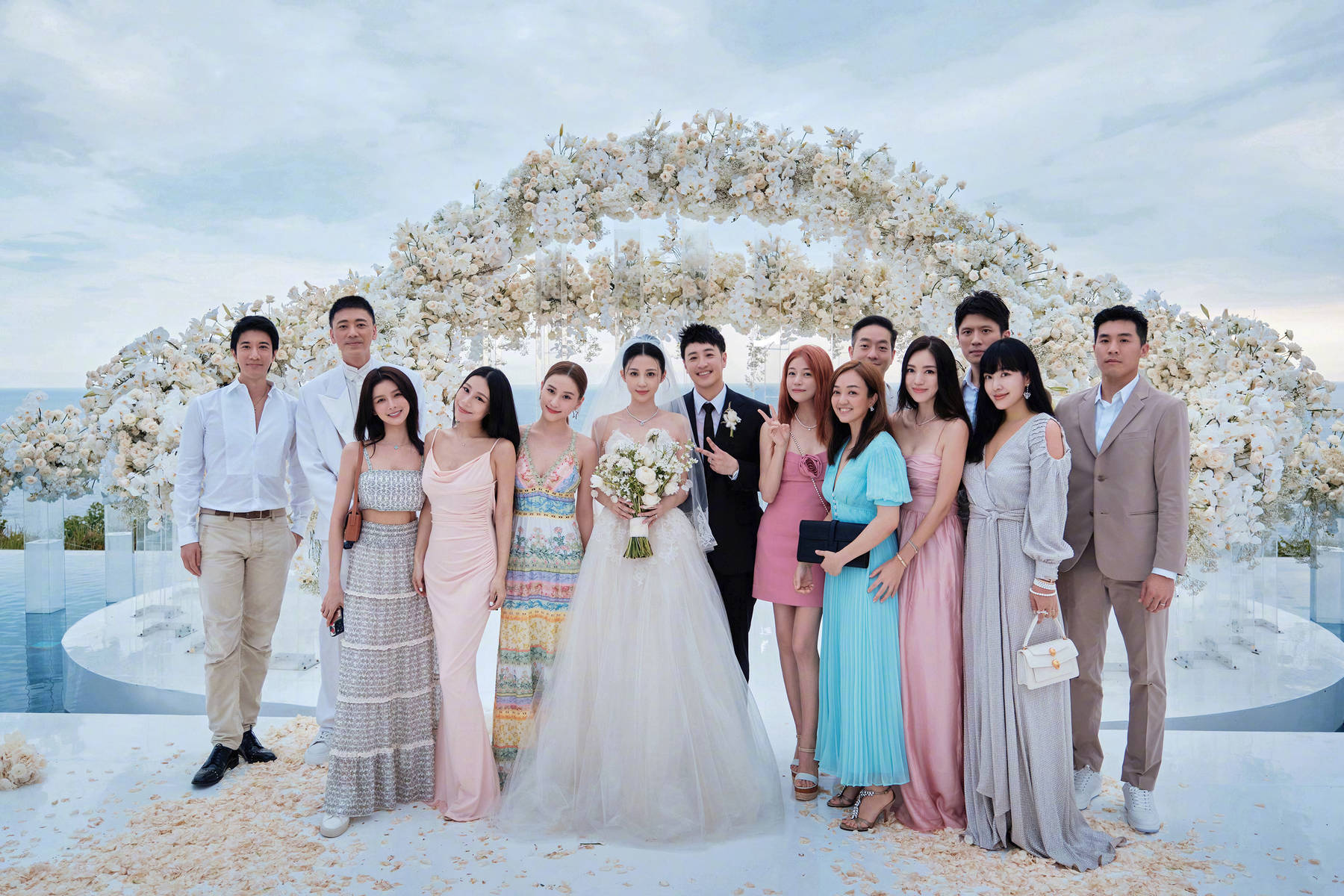 陈妍希晒潘玮柏婚礼照片 穿绿色碎花裙优雅性感_时尚_秘诀_造型