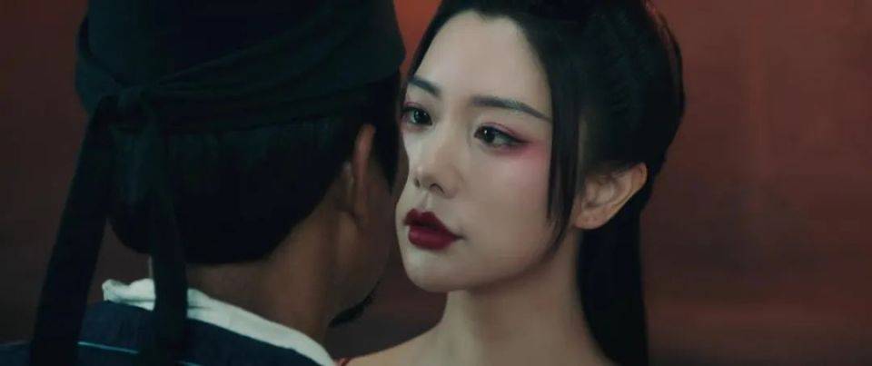 在《长安诡事传》中,克拉拉身着古装,却以异常清凉的方式呈现.