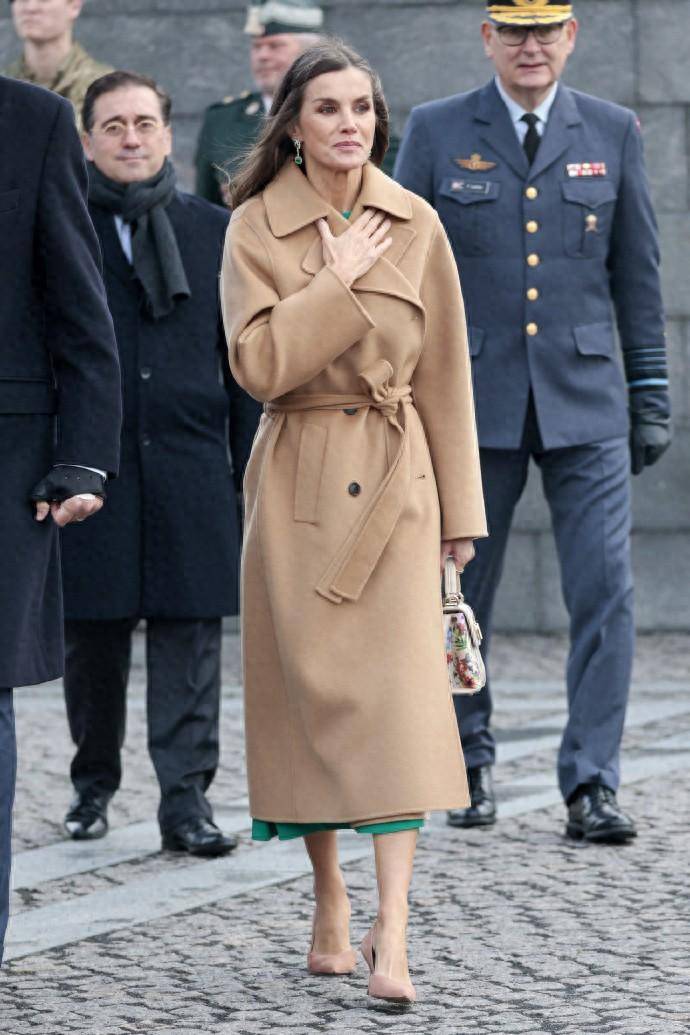 西班牙最美王妃和最美王储同框,同穿驼色大衣,一个贵气一个少女