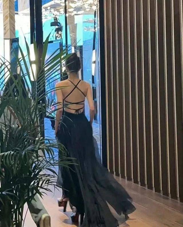 从背影来看,宋轶可以说是"百分杀手",虽然身材苗条,但并不帅气,很有