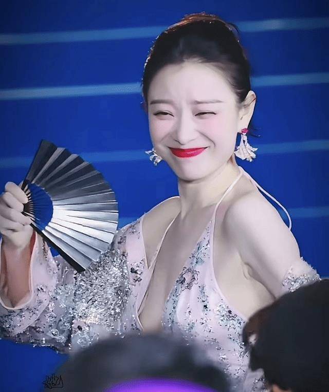 倪妮简直杀疯了!吊带走秀惊艳全场!无惧严寒相当敬业_观众_演艺_角色