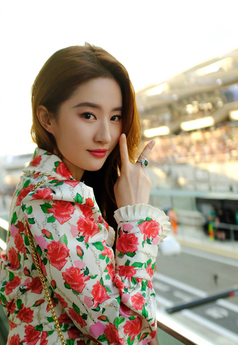 刘亦菲在阿布扎比观看f1赛事 嘟嘴卖萌甜蜜可爱_头发_比赛_上衣