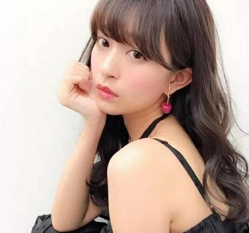 厚重的齐刘海只要化繁为简,时尚度也能翻倍!_刘海界_脸型_发型