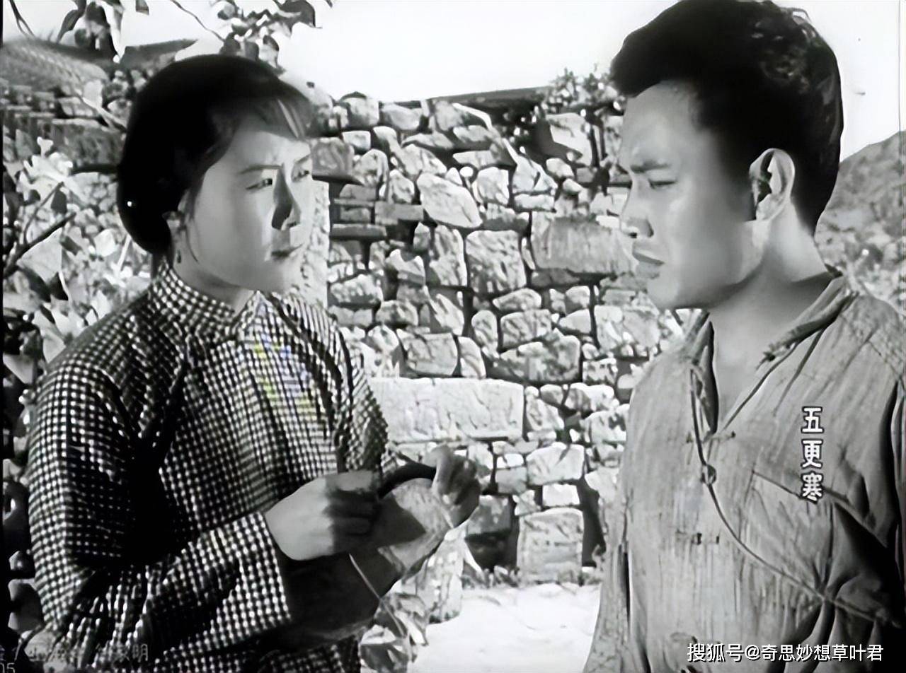 作为演员,在《冲破黎明的黑暗》之外,她还出演了《五更寒》《英雄岛》