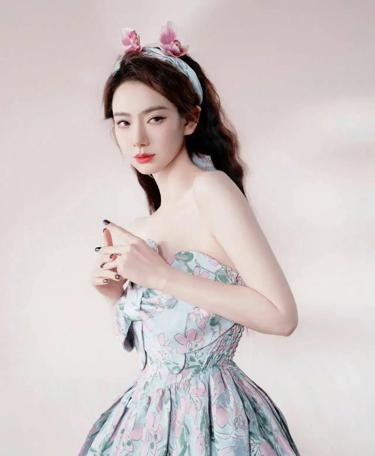 戚薇惊艳现身,花园风蓬蓬裙造型引爆全场_魅力_时尚_芭蕾舞