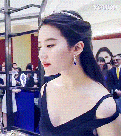 刘亦菲在阿布扎比观看f1赛事 嘟嘴卖萌甜蜜可爱_头发_比赛_上衣