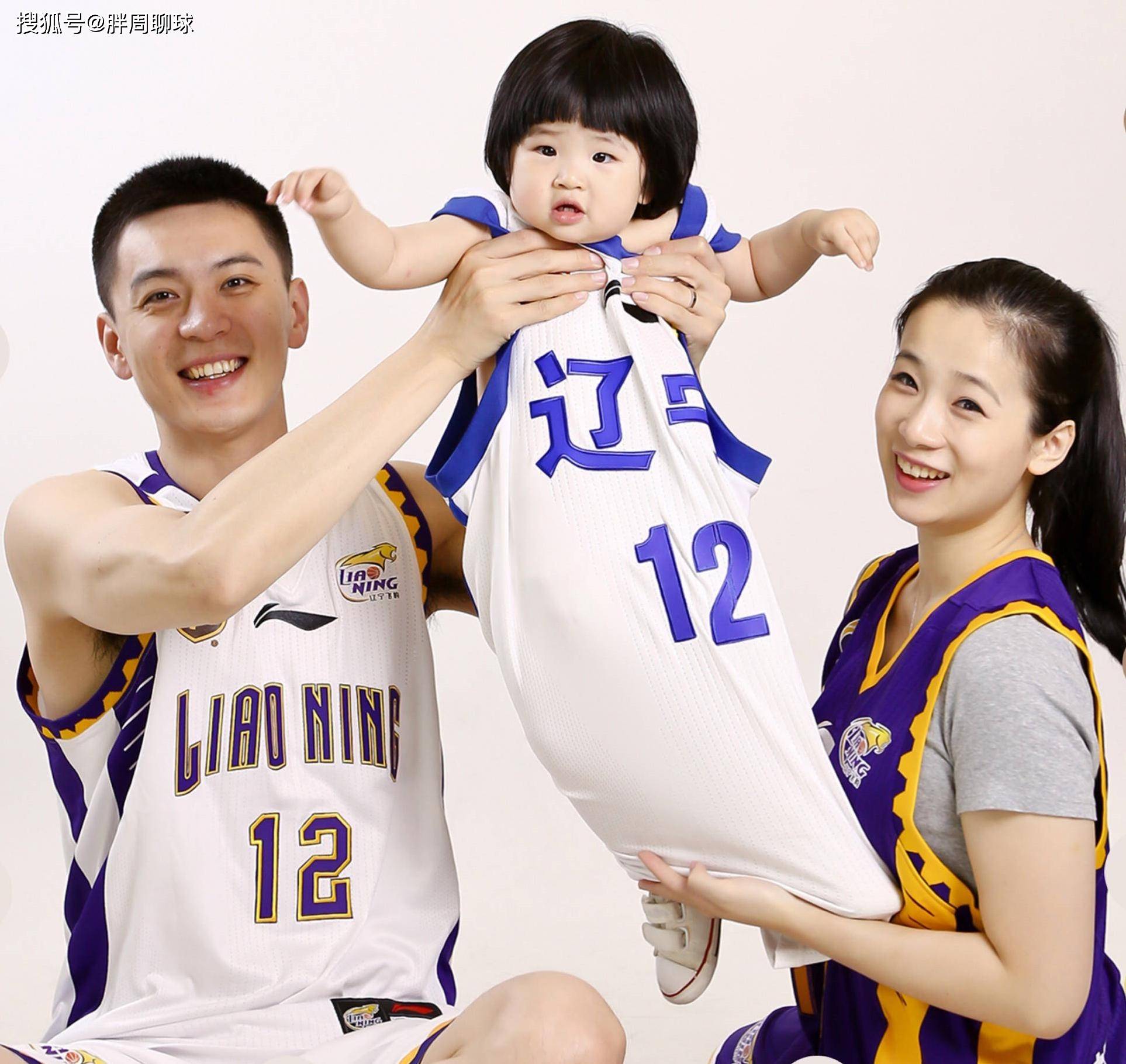 杨鸣经常出席各类的商业代言活动,并且担任篮球的解说嘉宾,可以说杨鸣