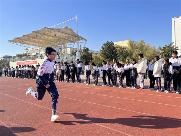 盱眙县官滩中学举行2023年冬季趣味运动会_比赛_全体师生_运动场