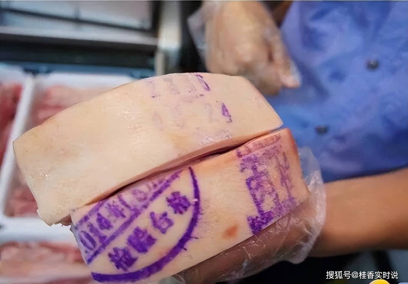 小伙脸盖猪肉印章多日擦不掉,专业人士解读为何难洗
