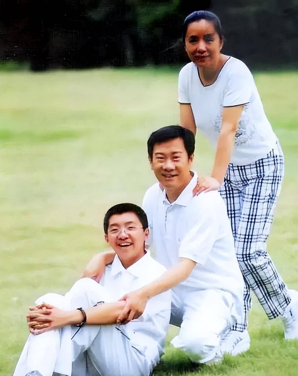 当时王一舟跟着赵保乐住在满是汽车配件的仓库里,整天人被汽油味包裹