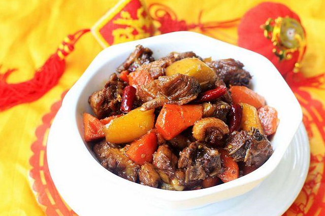 这是鸭腿最软香肉嫩的做法,清香入味,待客上桌就被吃光光_胡萝卜_皮子