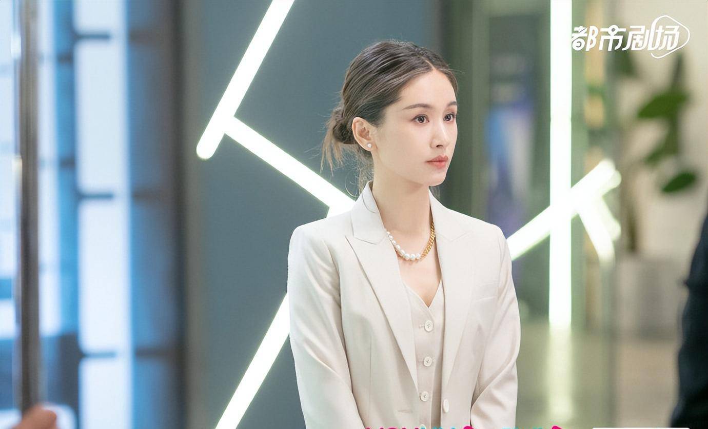 王子文出演蝉女穿露肩皮衣,身材婀娜香肩诱人,又辣又欲_造型_白色