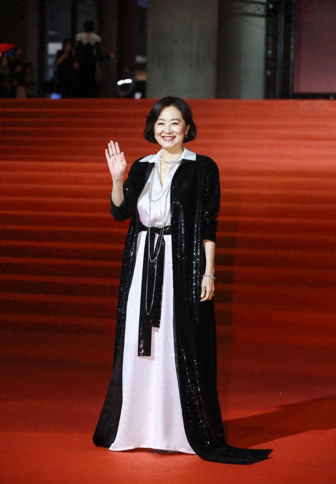 69岁的林青霞身穿大红色礼服领奖,看起来美得无与伦比!
