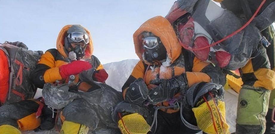 珠峰最有名的几个遇难者,沉睡多年无人运下山,这到底是因为什么(图3) 珠峰最有名的几个遇难者,沉睡多年无人运下山,这到底是因为什么(图3)