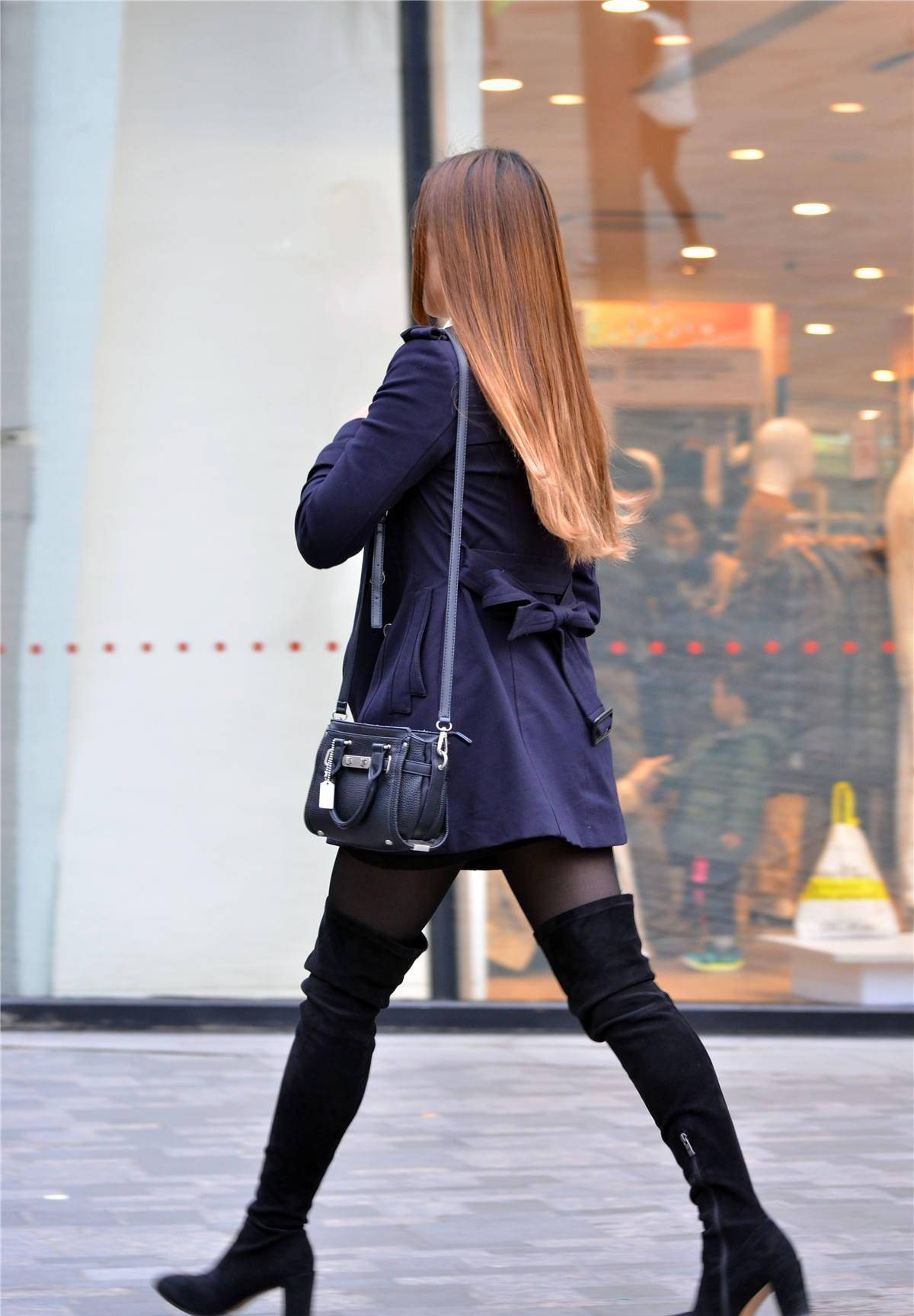 6厘米的黑色粗跟过膝靴,修身的款式,搭配黑色丝袜_美女_生活_时尚