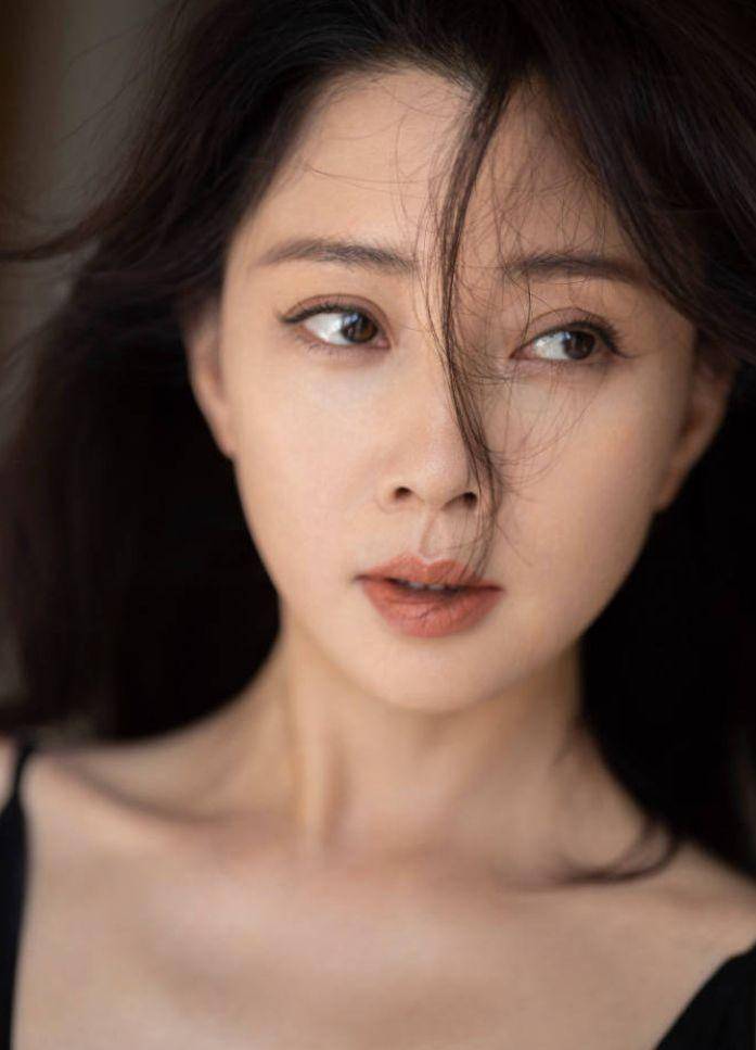 殷桃穿深v黑裙性感又妩媚 倩影摇曳大秀光滑美背_魅力_裙子_照片