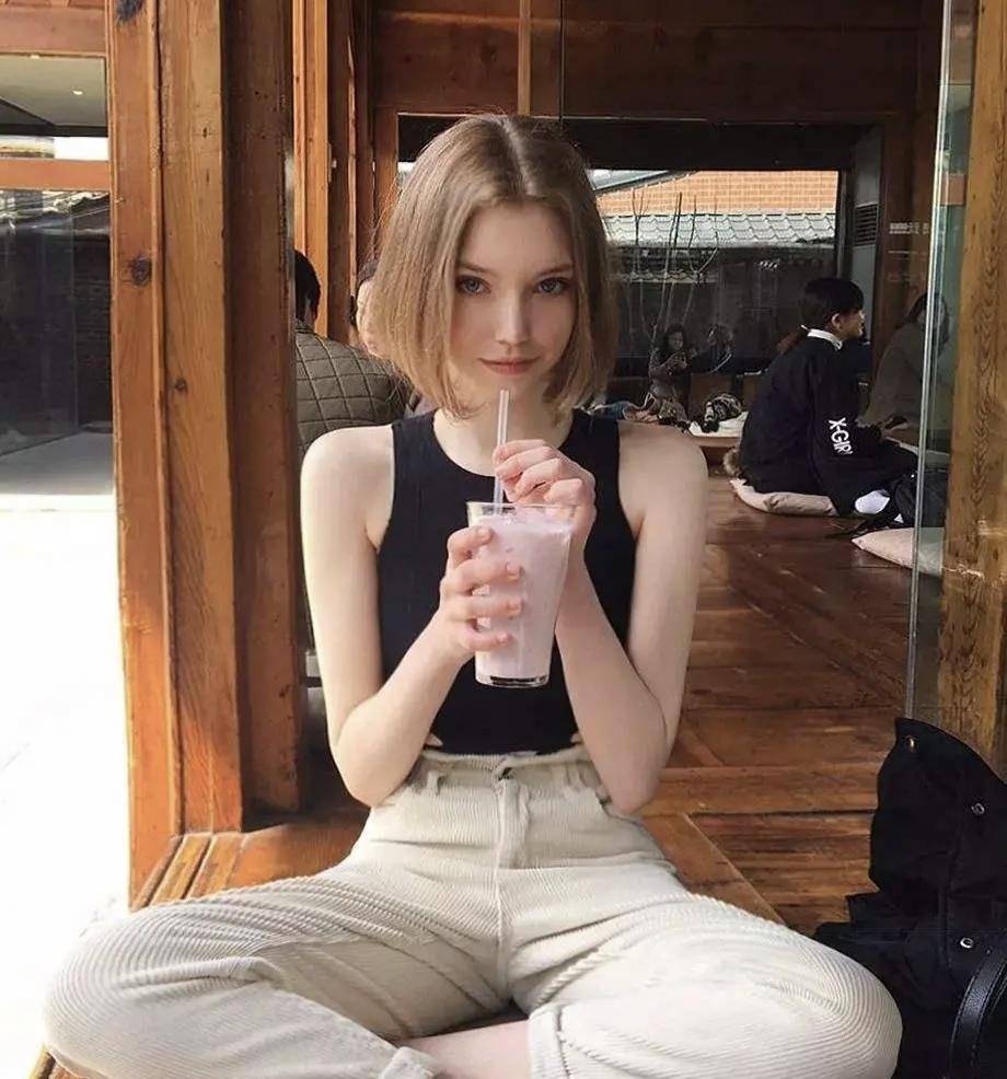 德国嫩模有着天使吻过的脸,魔鬼般的身材,简直是男生的理想女友_chloe