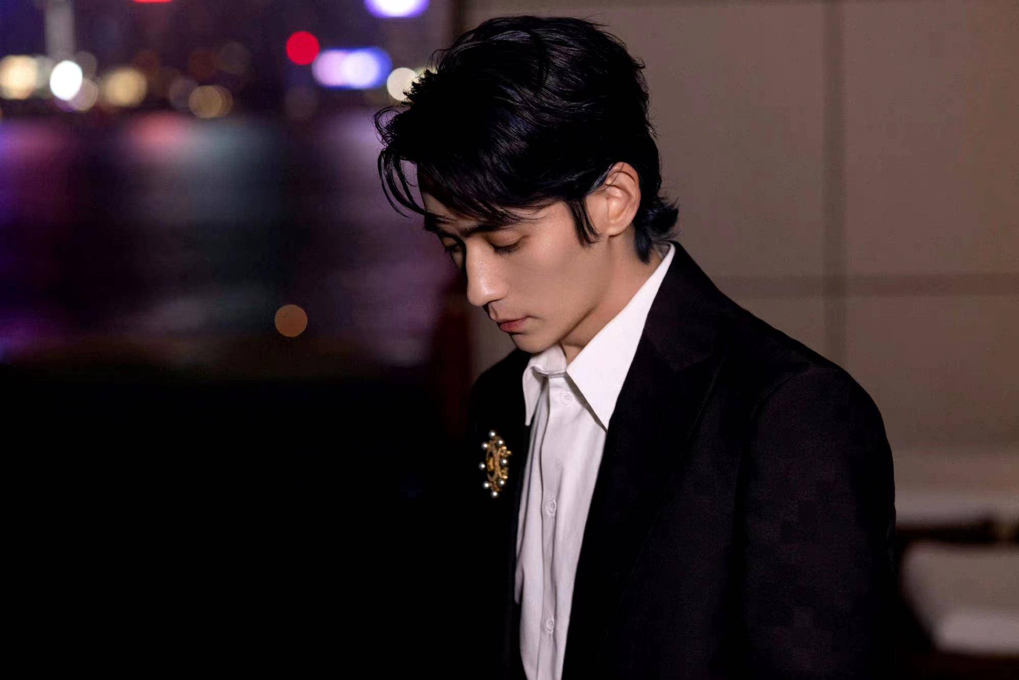 宋仲基朱一龙穿裙子,郭富城变暴发户龚俊帅得太突出_造型_元素_西装裤