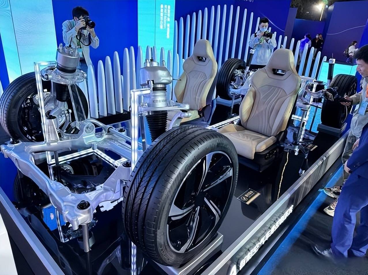 新能源汽车技术的双璧:云辇与保时捷Active Ride的“跳舞”对决_搜狐汽车_搜狐网