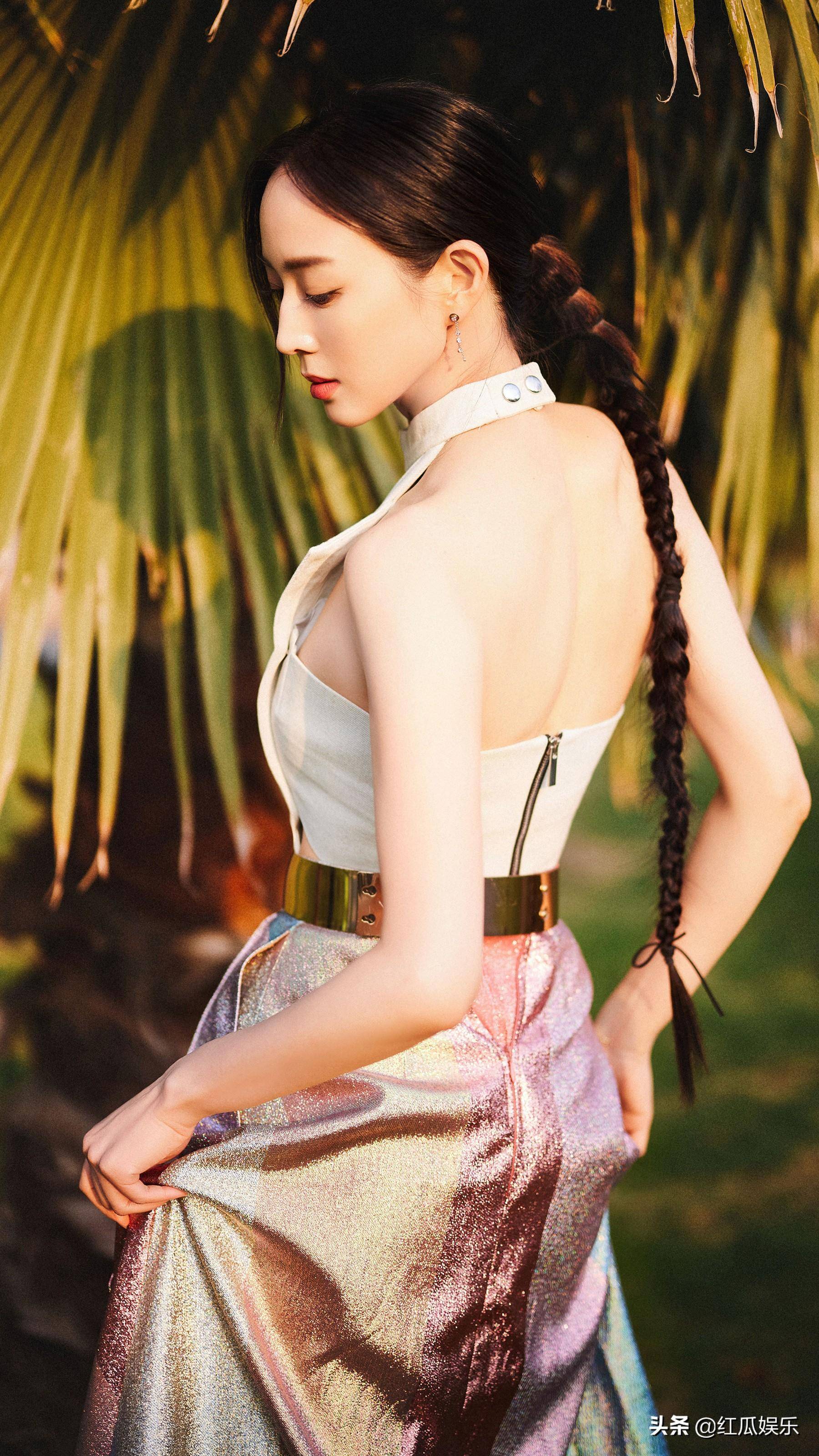 扎着一条麻花辫的张钧甯非常有文艺气息,不愧是气质女神