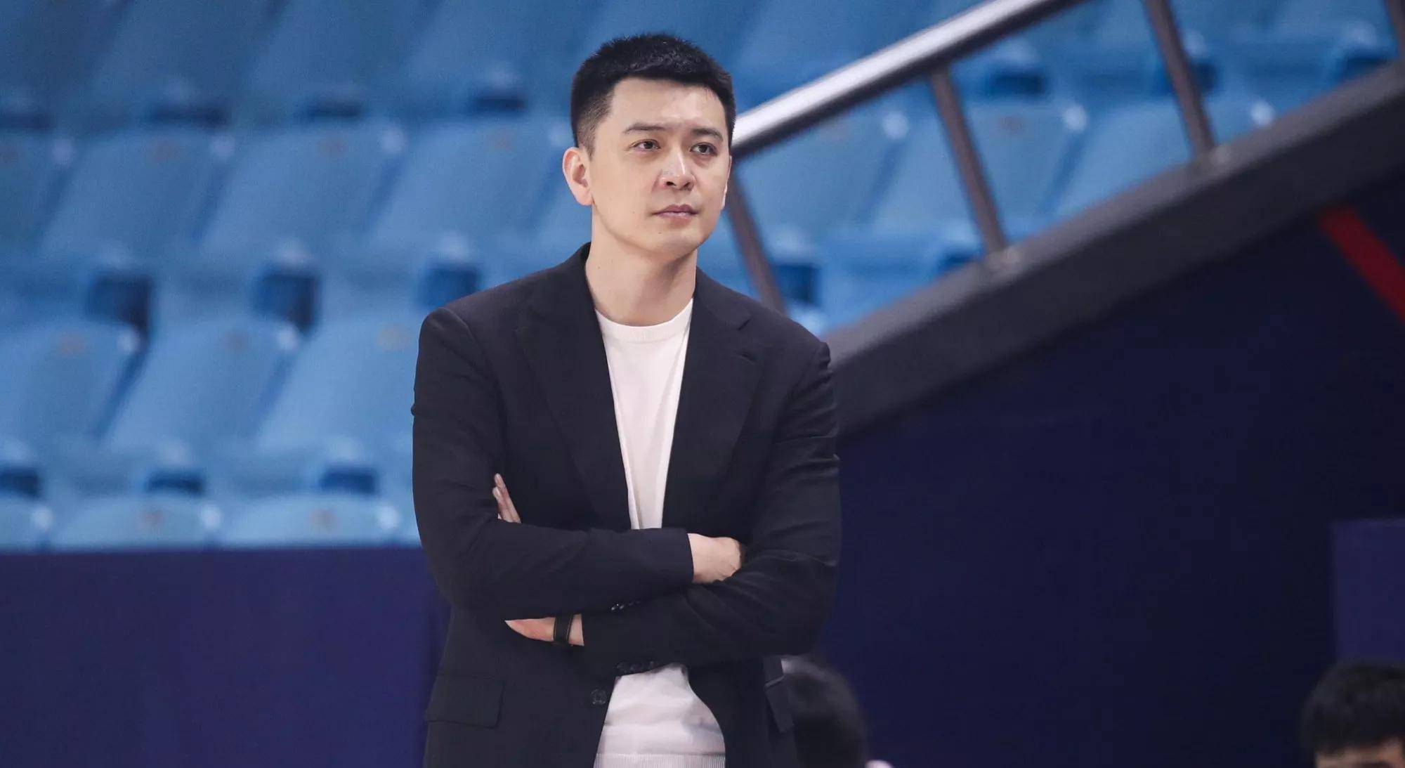 杨鸣的绯闻情人章思思与他的妻子长相相似,但优点是年轻?