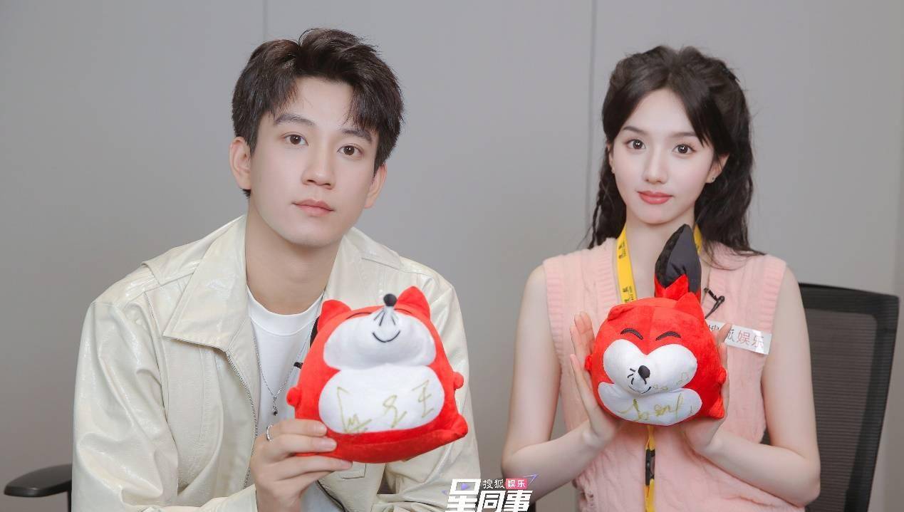 苏晓彤看王子奇名场面"哇"不停 玩手心猜词二人高甜对视