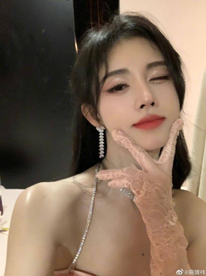鞠婧祎也太美了,樱花粉吊带裙 公主头,难道这就是"初恋"?