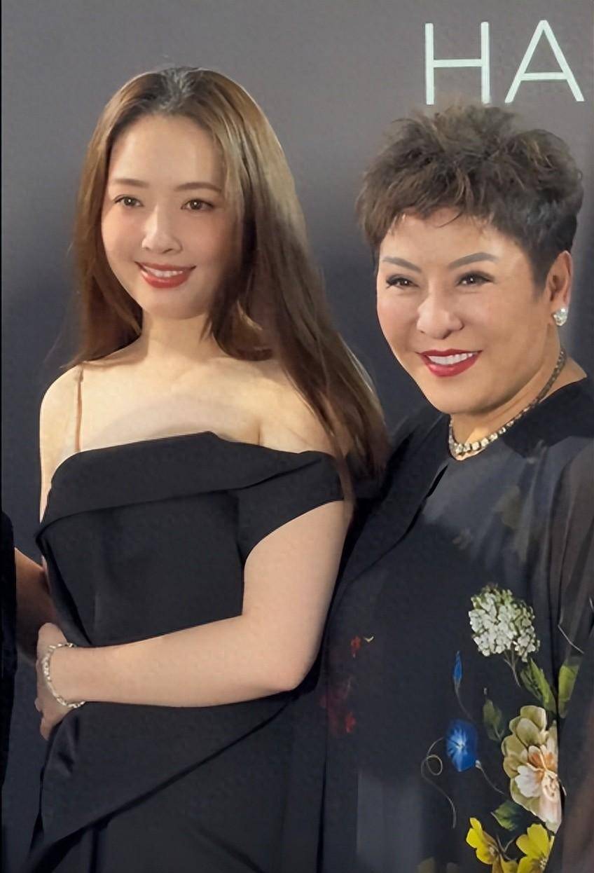 郭碧婷与向太一起看大秀,一袭黑色抹胸长裙尽显雍容华贵,很贵气_活动