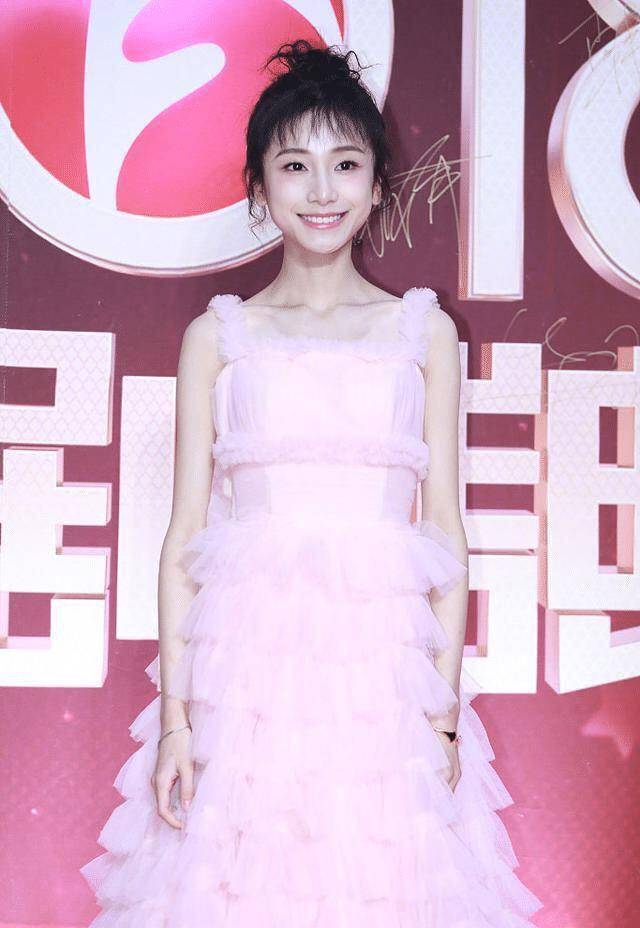 让原本就身材苗条的姜梓新穿出了纸片人的效果.