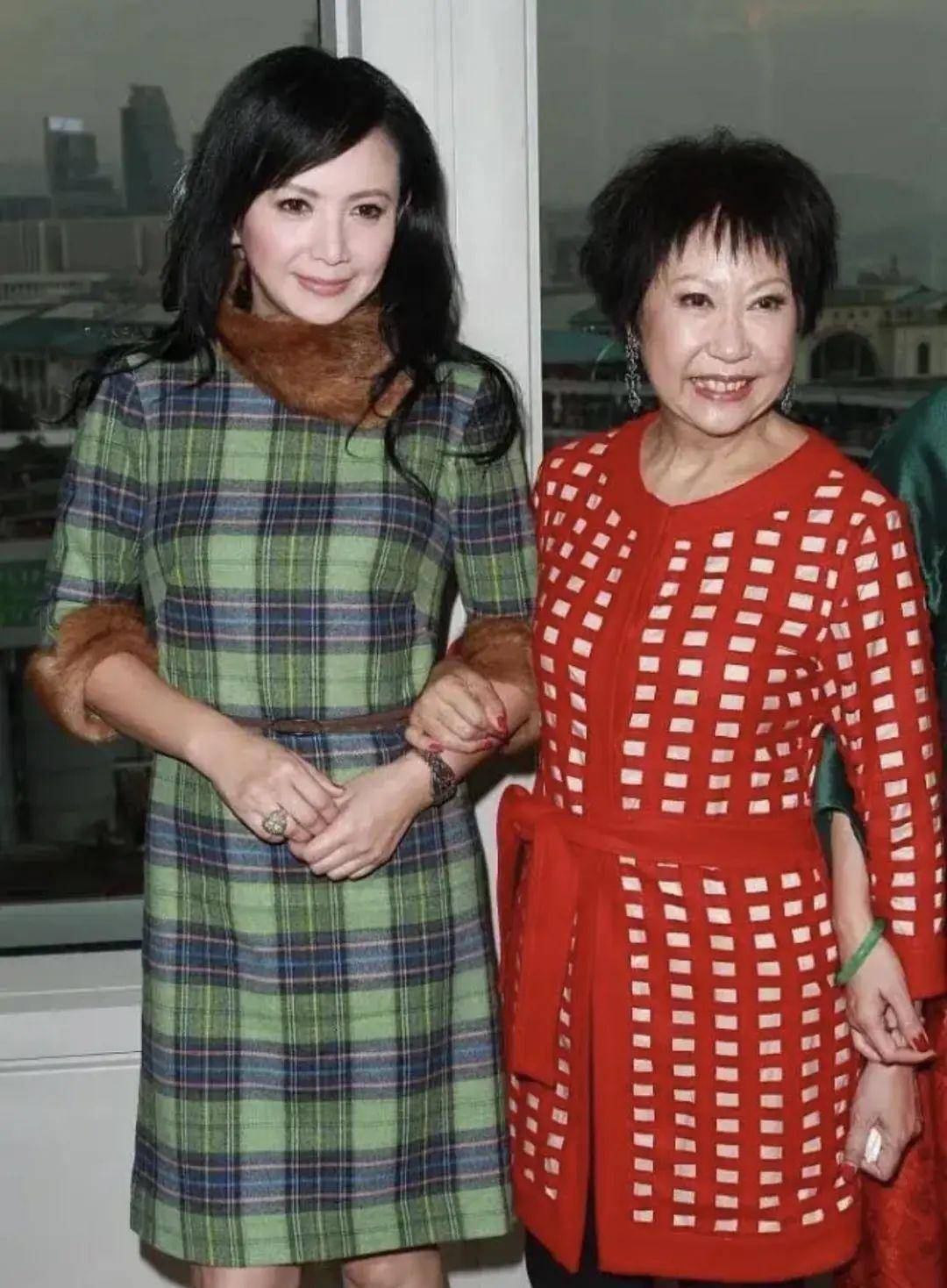 刘嘉玲和曾华倩的风格完全不同,一个穿得像个女孩,一个是老阿姨_时尚