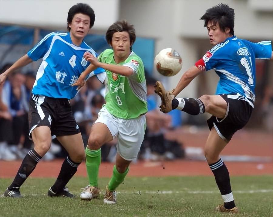 大连足球史上今天:2004年中超元年扬戈维奇 张彭破门,实德2