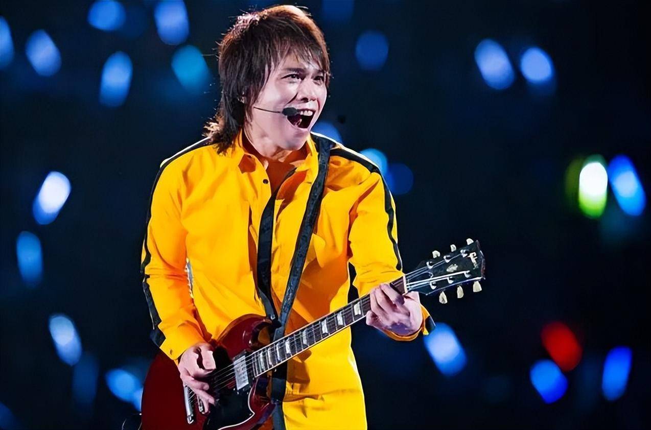 伍佰合肥演唱会引发退票风波,观众怒斥场地视觉效果不佳_手机搜狐网