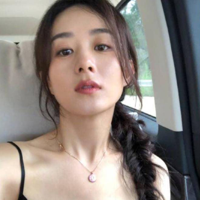 35岁赵丽颖穿吊带车内自拍!