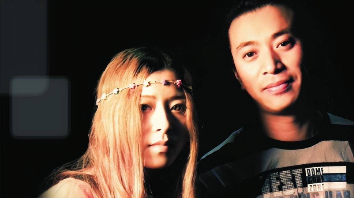 娱乐圈中最不缺乏以组合形式发展的明星,玲花和曾毅便是组成凤凰传奇