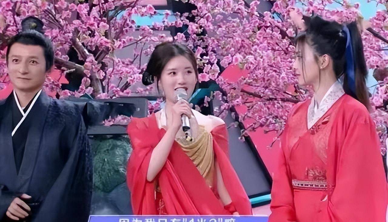 她们两人同台之时,李沁穿的平底鞋,而赵露思踩着高跟靴还低了李沁不少