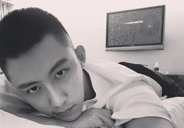 黄景瑜:16岁退学闯社会,初中学历,半路出道,如何翻身成顶流?