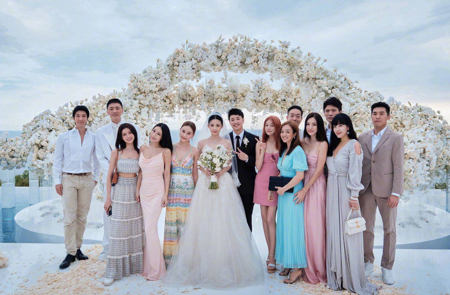 陈妍希晒潘玮柏婚礼照片 穿绿色碎花裙优雅时尚_整体_造型_好友