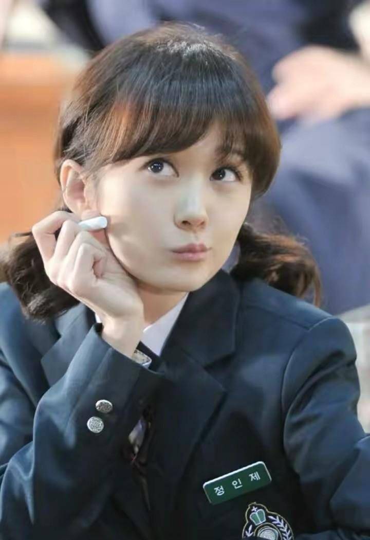 10月26日,张娜拉和小6岁的摄影师男友在首尔举行户外婚礼,在国内平台