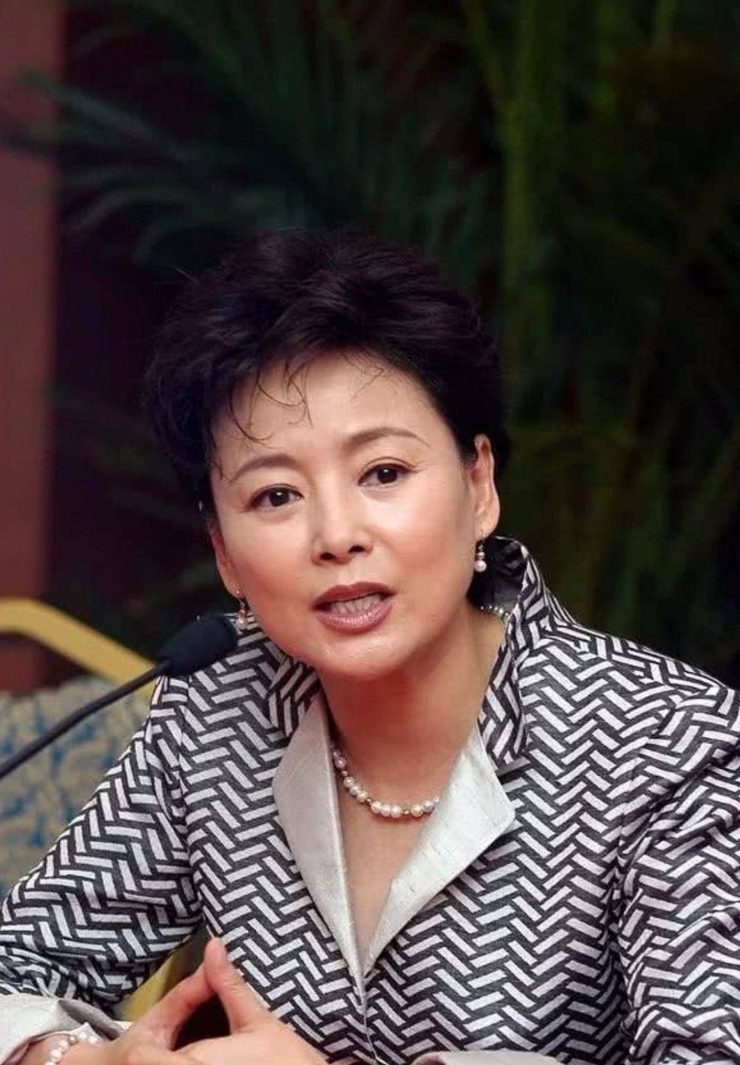 看到张瑜栗原小卷才发现:女人上了年纪烫卷短发,比