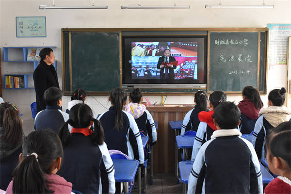 盱眙县桂五镇中心小学开展"宪法晨读"活动_学法_情怀_爱党